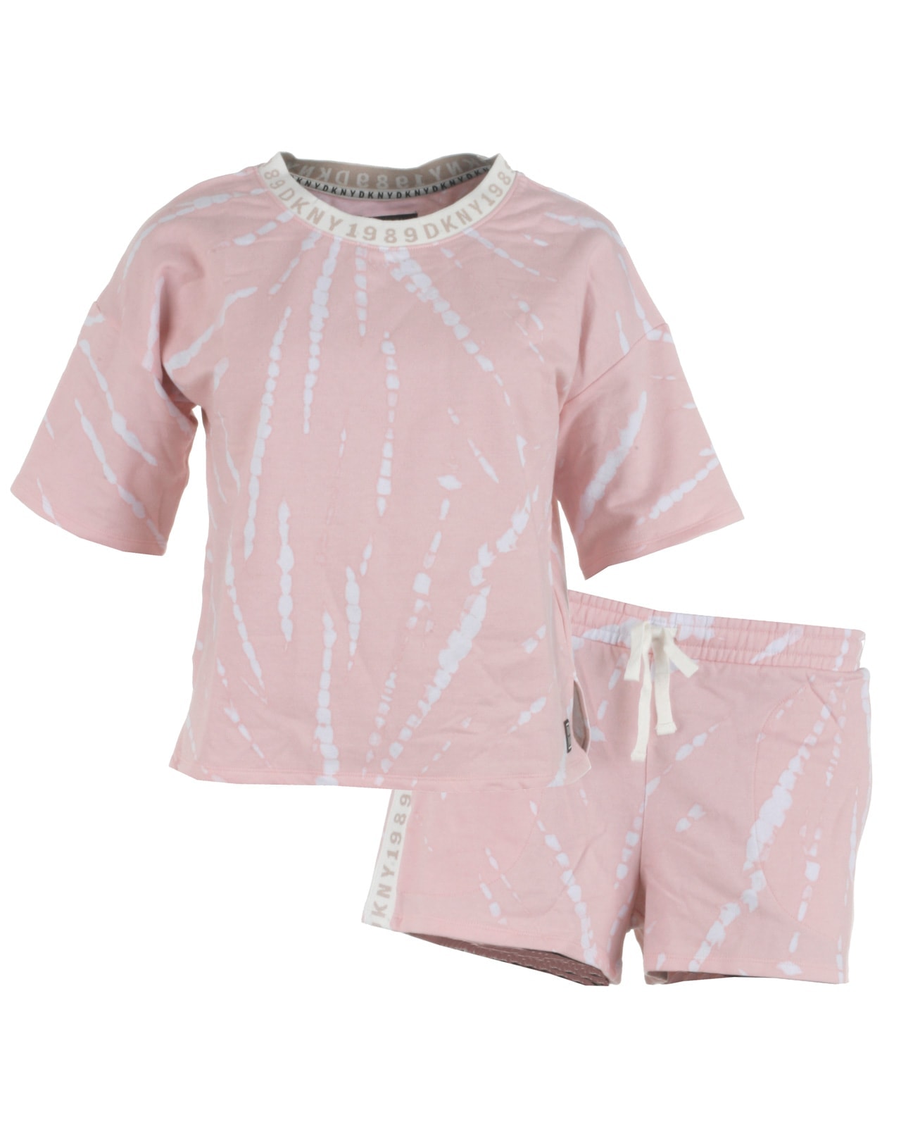 Lyserødt pyjamassæt med hvidt batikprint fra DKNY, model YI2922472-664. Sættet er med shorts og t-shirts - køb på umame.dkivrypink
