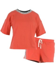 Rødt pyjamassæt med shorts og t-shirts til piger fra DKNY, model YI2922472-850 - køb på umame.dk
