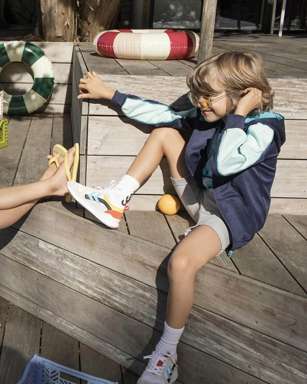 Dreng med solbriller, grå Hummel shorts og Navyblå zipsweat. Apollo trøjen fås på umame.dk