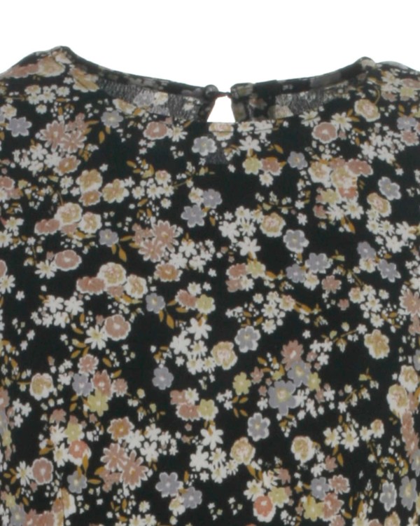 Detaljebillede af sort midi kjole fra Pieces med små blomster i pastelfarver, model 17111108 Gertrude - køb på umame.dk
